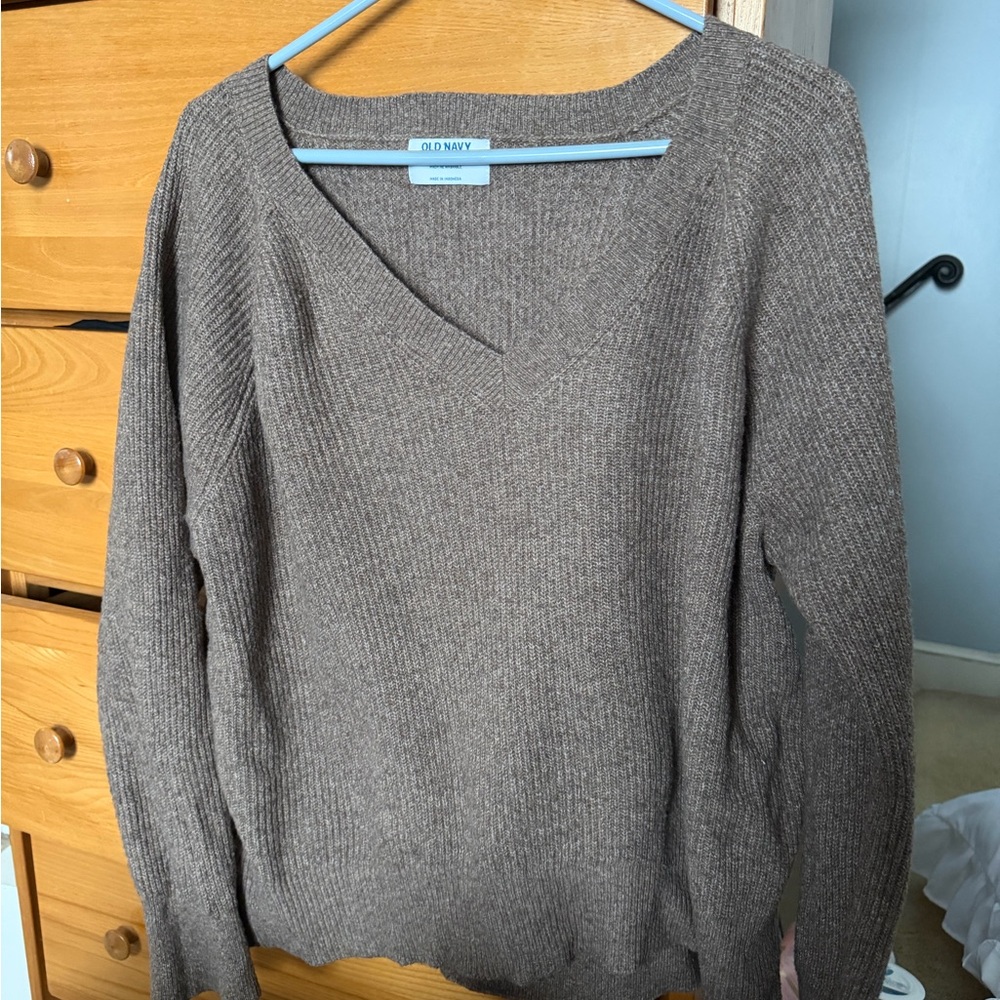 Old Navy Women's V-Neck Sweater in Taupe